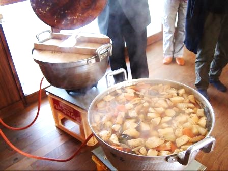 大鍋いっぱいの郷土料理で歓待の宴