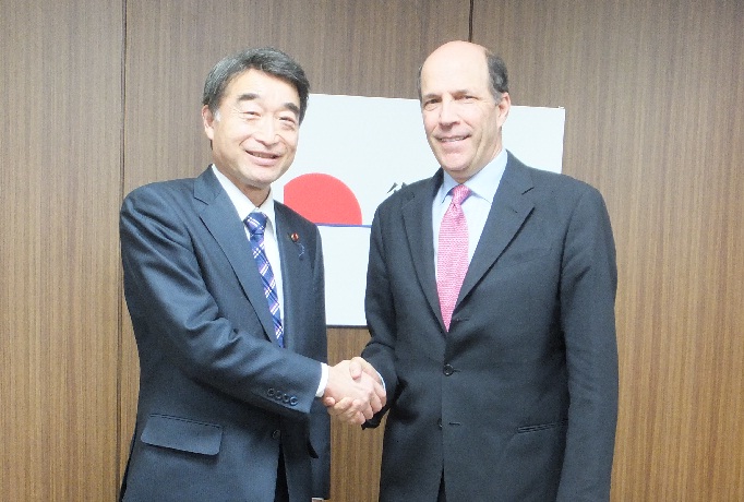 [13 Mar 2013] John Victor Roos, U.S. Ambassador to Japan, visited Reconstruction Minister