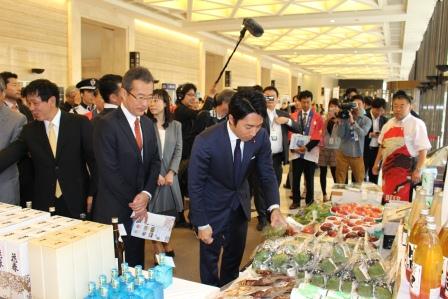 Parliamentary Vice-Minister Koizumi visits the Marche (Fukushima-Section)