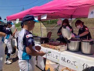 被災地産食材を用いた食体験（屋台形式で、そば、カレー、たこ焼き、焼きそばやきゅうり等を提供）1