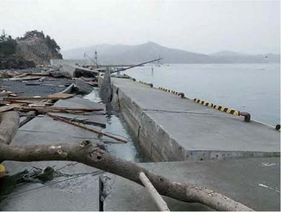 (岩手県山田町) 図表 5-13-4 地震と津波によって崩壊した岸壁(宮城県石巻市)