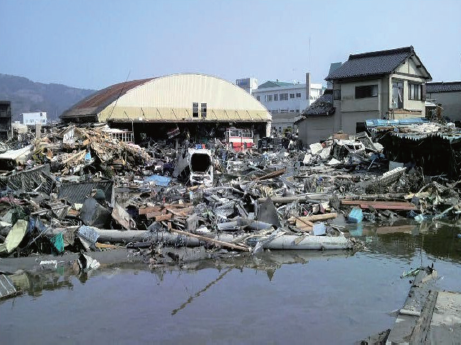 図表 5-9-1 被災した宮城交通(株)気仙沼営業所(左)と岩手県交通(株)の被災車両(右)1