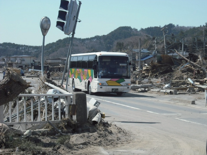 図表 5-9-5 東松島市を走行するJR仙石線の代行バス:宮城交通(株)