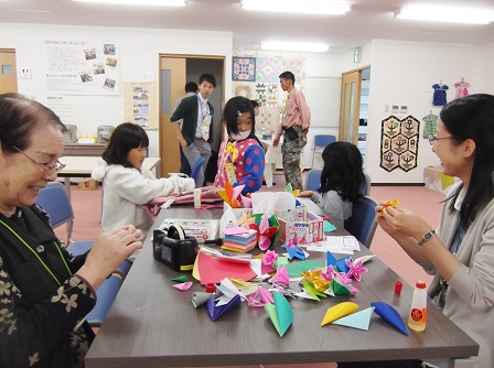 秋の作品展示会・折り紙作品作り