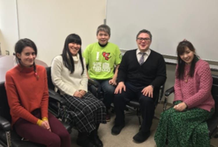 高橋万里恵さん、マクマイケル・ウィリアムさん、佐藤さん、渡辺さん、メーサーロシュ・フルジナさんがにこやかに並んで座っている集合写真