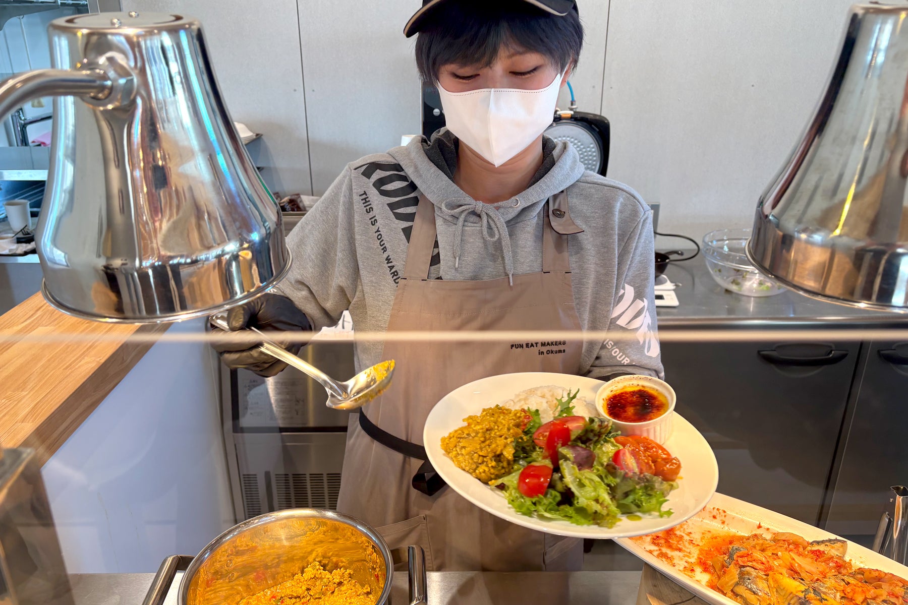 食材は地域の農水産物を使い、地元の方に毎日でも利用していただけるようメインなどが日替わりで選べる