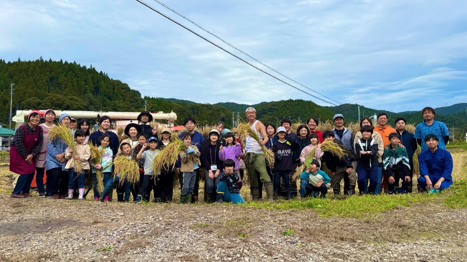 「ふるさと工房おざわファーム」ではエコ米作りに励みながら、米を活用した昔ながらの郷土食（凍み餅や味噌など）を販売。写真はふるさと工房おざわファームの田んぼで行われた『あばれる君アドベンチャークラブ』での稲刈りの様子