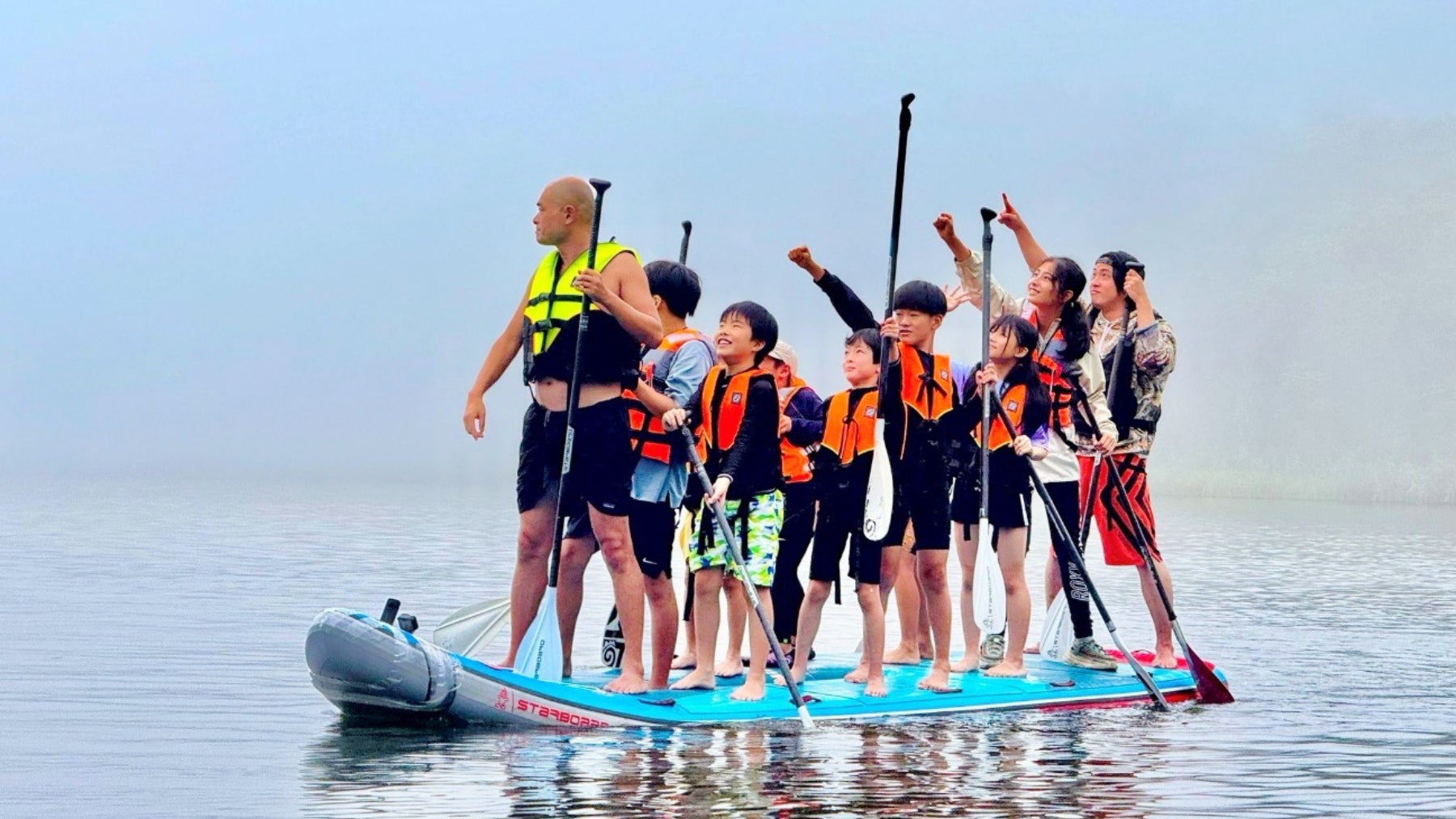 「ＣＨＡＮＮＥＬ ＳＱＵＡＲＥ」の協力で実施された『あばれる君アドベンチャークラブ』で、あばれる君とBIGサップを楽しむ子どもたち