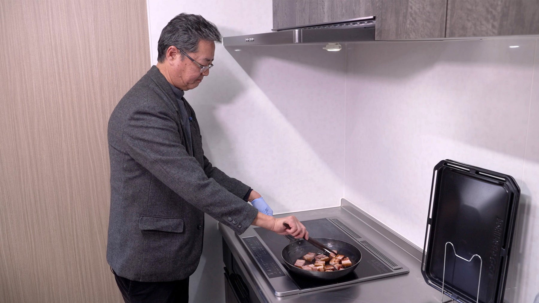 フライパンでじっくり焼き目がつくまで加熱することでベーコンの香りが際立ち、旨味も凝縮！