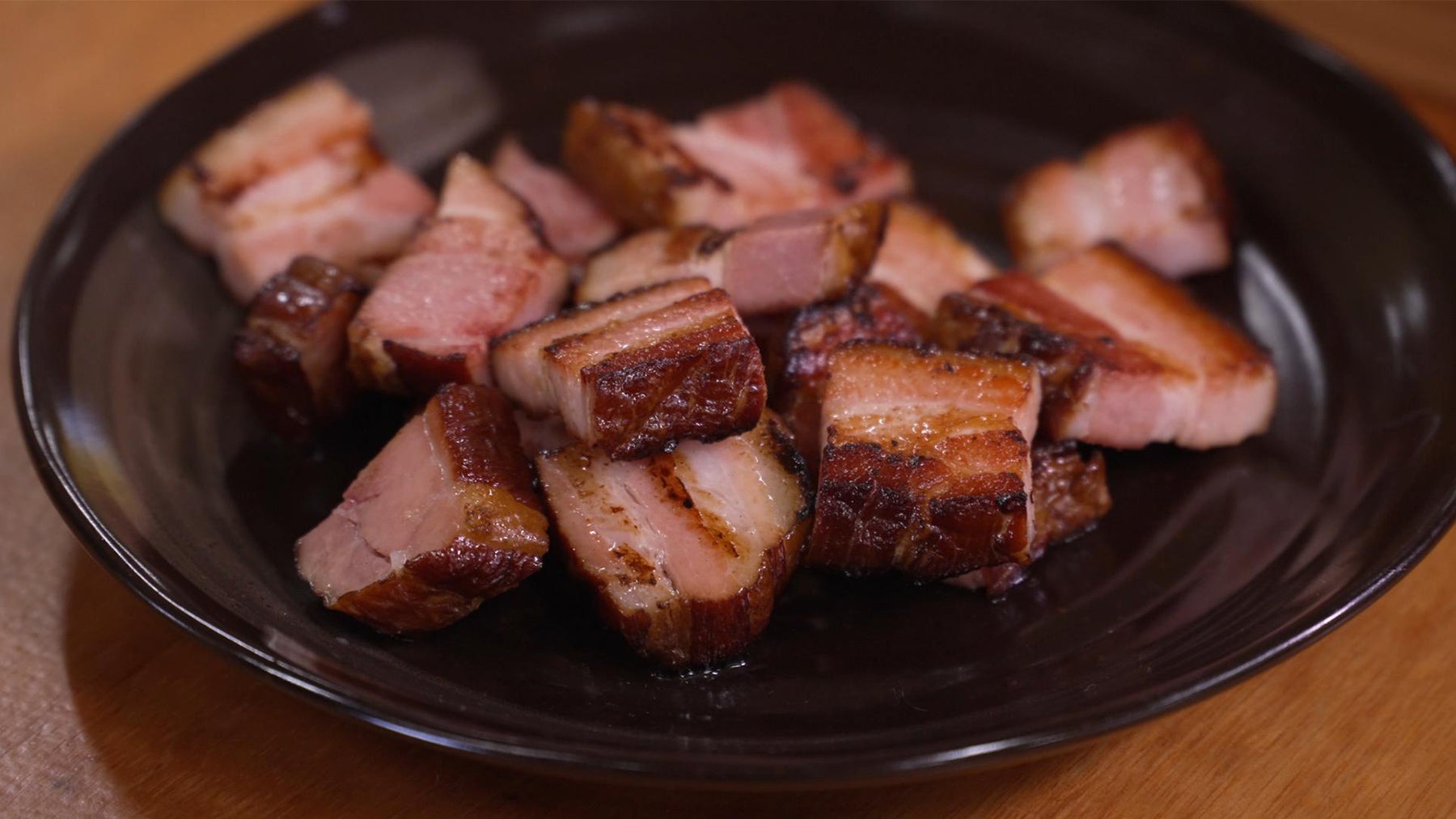 フライパンでじっくり焼き目がつくまで加熱することでベーコンの香りが際立ち、旨味も凝縮！