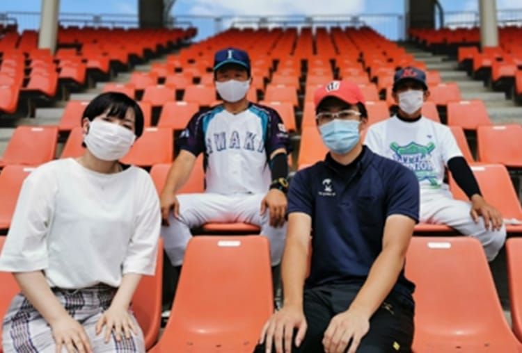 イベントに参加した関川博已さん、高橋雅之さん、鈴木健佑さんとインタビュアーの女性の集合写真