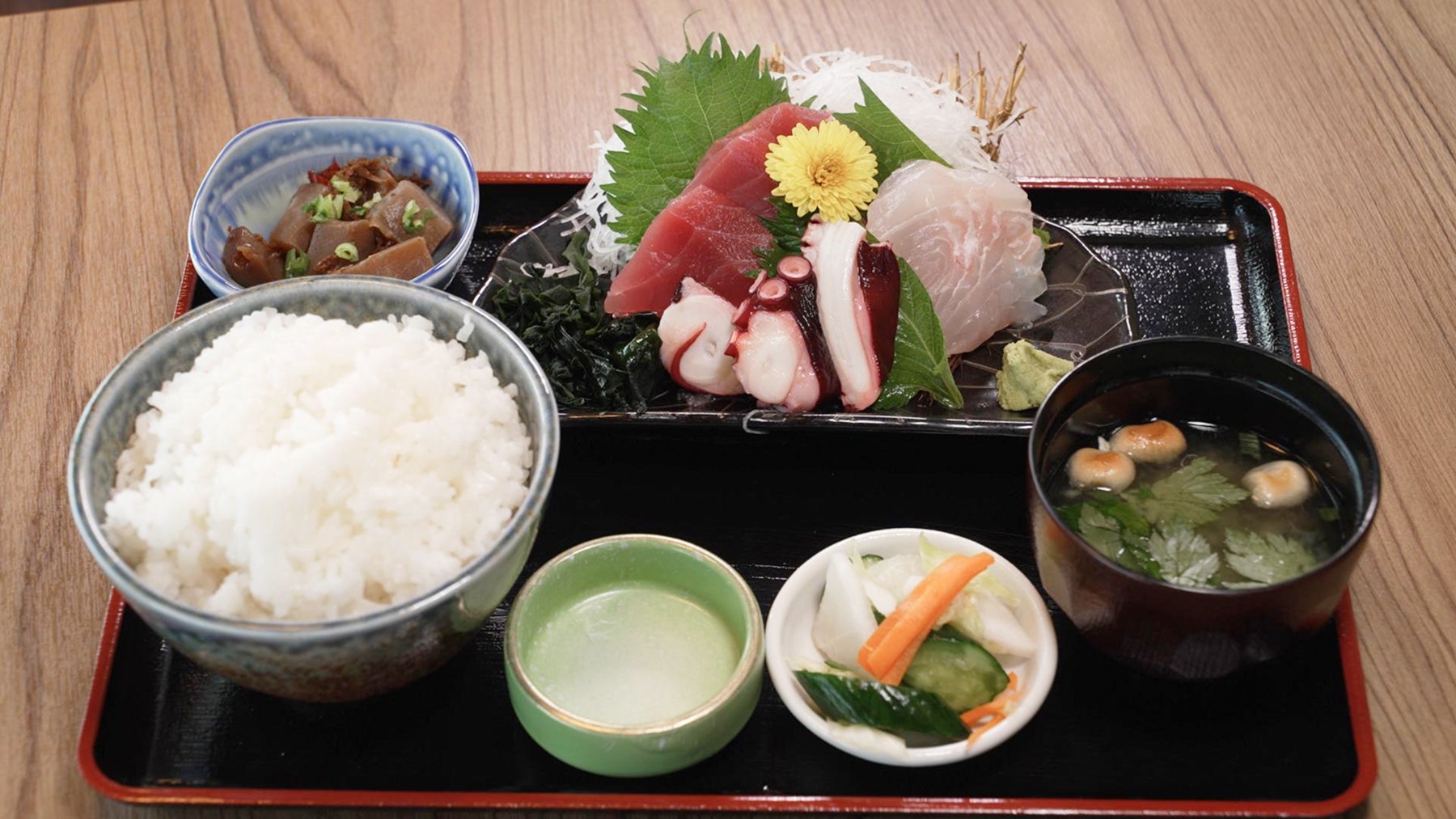 居酒屋こんどこそ双葉店の一番人気メニュー、新鮮な「常磐もの」を贅沢に使った刺身定食