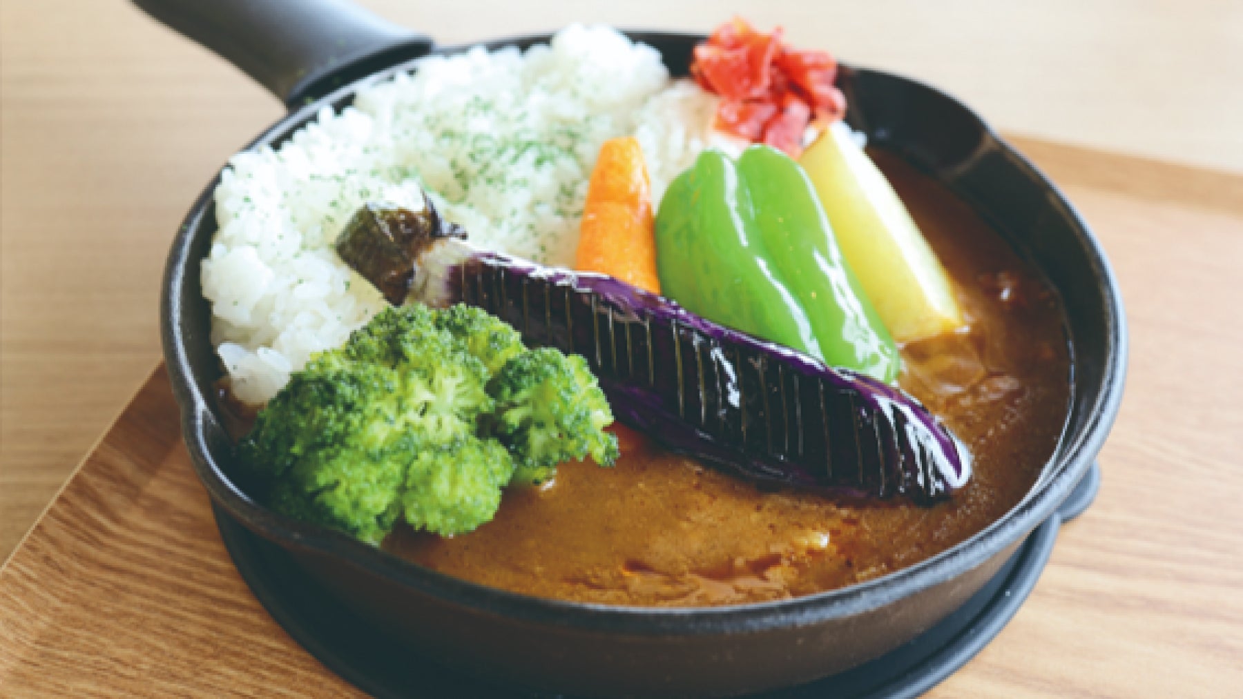 CAFÉ FUTABAではカフェメニュー以外にカレーやラーメンなどの食事も楽しめる