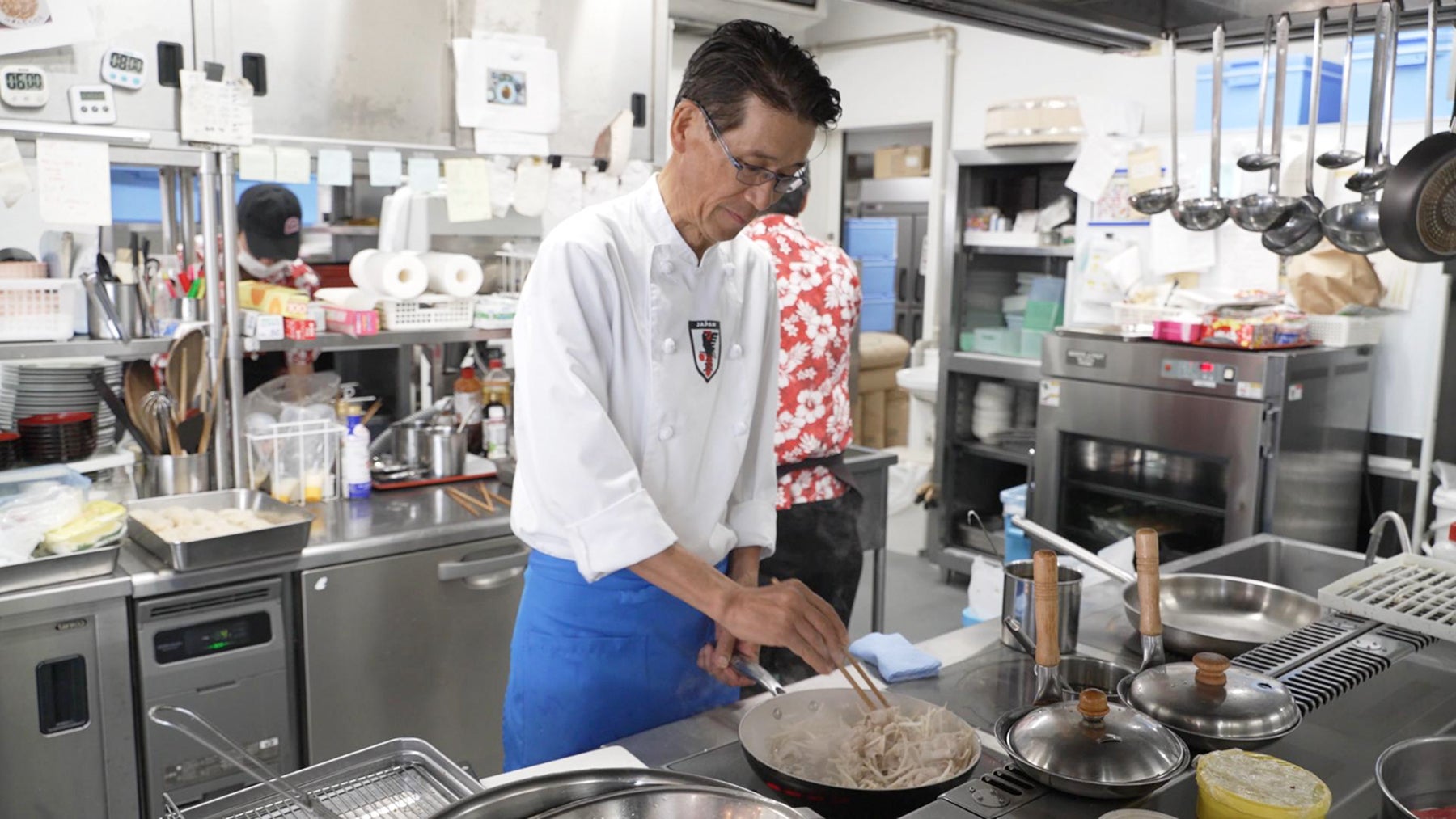 フードテラスかなで総料理長を務める西さん。 ご当地グルメの「なみえ焼そば」や請戸で水揚げされた新鮮な「しらす丼」が人気。