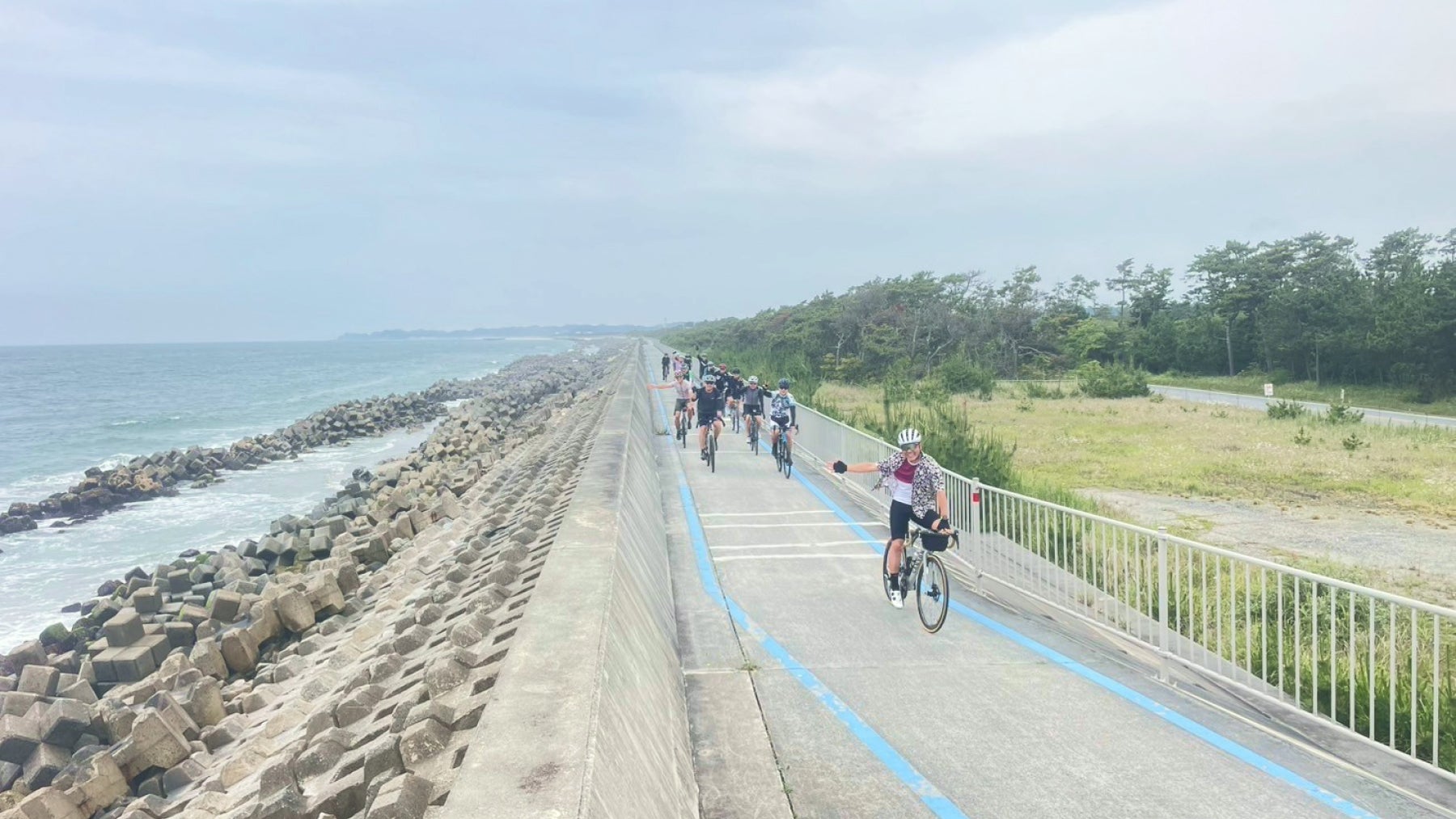 【いわきエリア】白砂青松が広がる美しい海岸線に沿って整備された「いわき七浜海道」は約53キロ。防潮堤の上をサイクリングしながら太平洋を眺められる