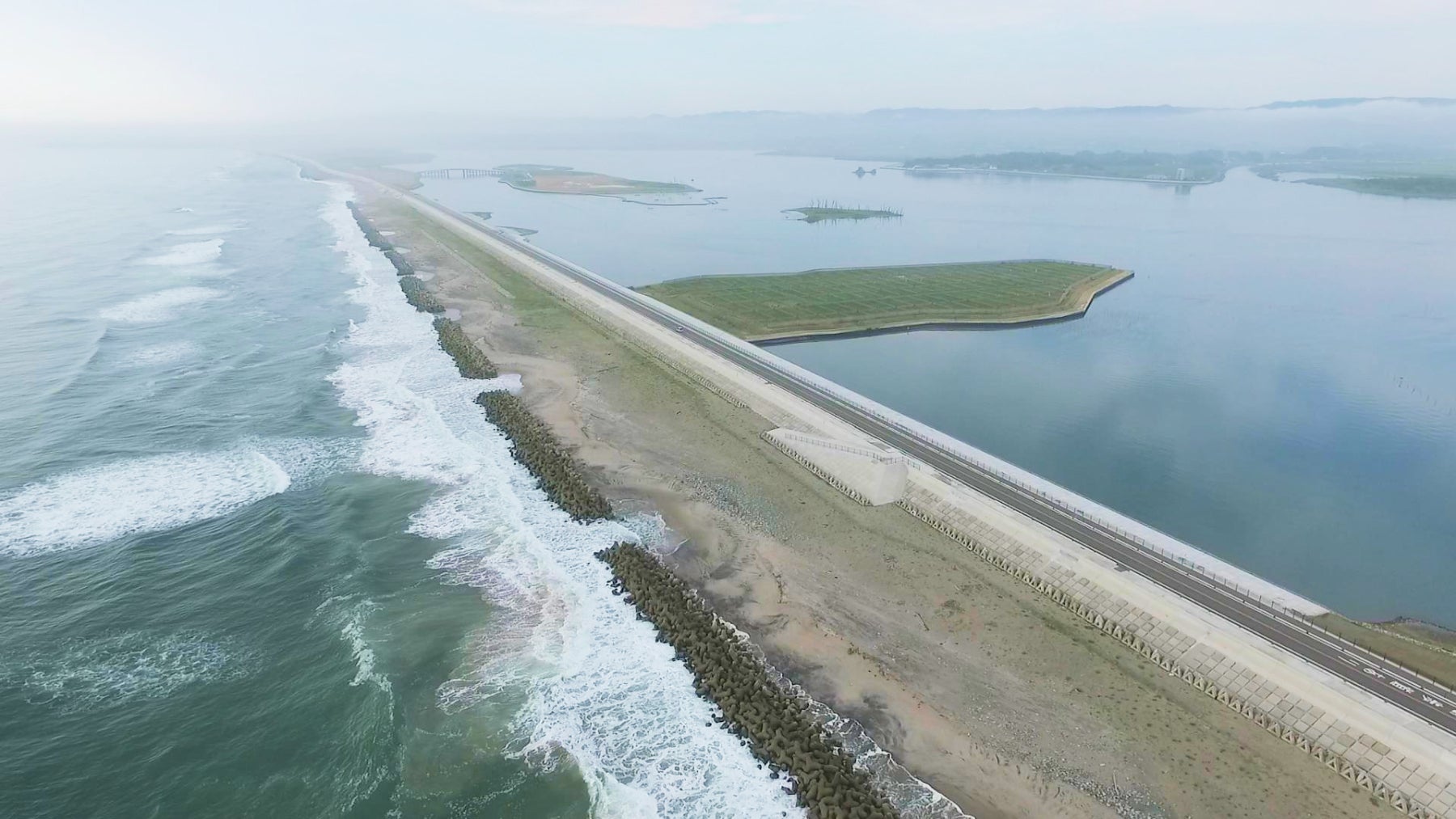 【相馬エリア】松川浦の東岸を南北に走る約5kmの市道「大洲松川ライン」は、不思議な地形で左右を海に挟まれた感覚を味わえる