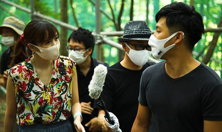 園内を歩きながらインタビューを行う女性インタビュアーと、その質問に答える鰐さんの様子の写真