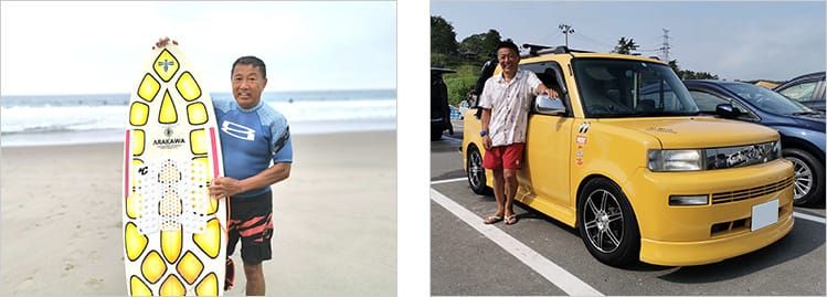 砂浜の上で石原秀一さんがサーフボードを抱えカメラを見つめている写真と、駐車場で石原秀一さんが愛車のミラーに手を置きながらポーズを決めている写真