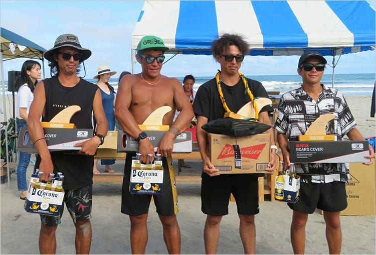サーフイベント「SUN MARINEカップ」の入賞者の集合写真