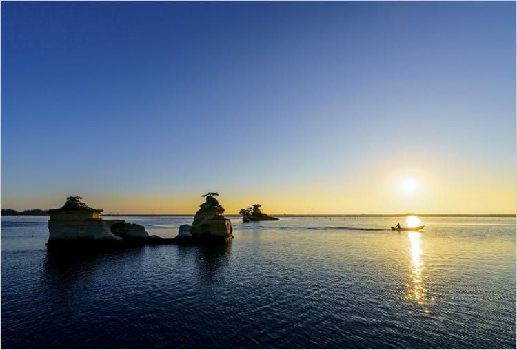 広大な海の上にたたずむ松川浦文字島の写真