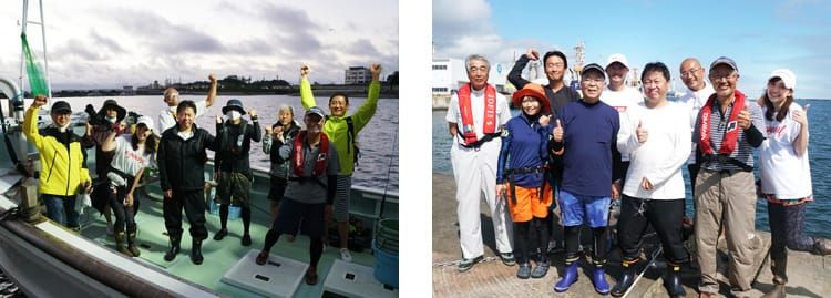 釣り船に乗船している参加者らの集合写真と、海を背景に参加者らが並んでいる集合写真