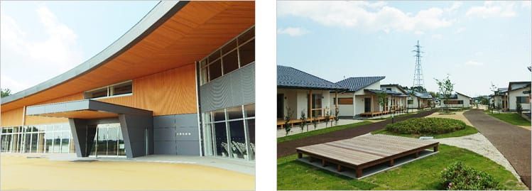 新たに建設された、壁の木目が特徴的な大熊町役場新庁舎の外見写真と、災害公営住宅が立ち並んでいる様子の写真