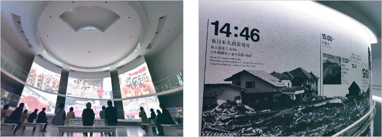 壁面に映像が映し出されているプロローグ・シアターの写真と、東日本大震災の発生時刻に関する情報が記載されている壁面展示の写真
