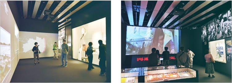 福島県の形が壁に映し出されている展示を鑑賞する入場者の様子と、映像が映し出された展示室で、展示物に見入る複数の入場者の様子