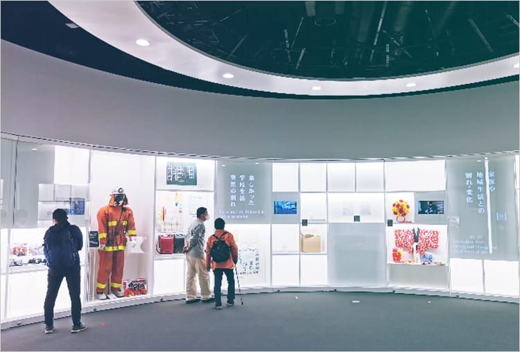 消防士の制服や法被などが展示されているドーム型展示室の写真