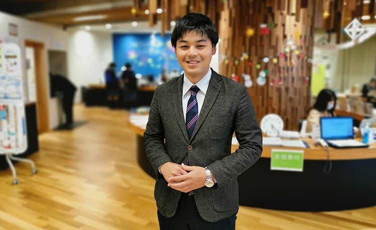 ふたば未来学園の南郷市兵副校長が手を前に組みにこやかな笑顔を浮かべている写真