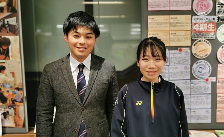 掲示板の前に並び笑みを浮かべる南郷副校長と稲田凛さんの写真