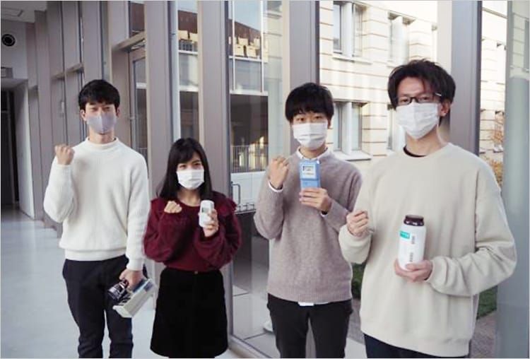 最優秀賞を受賞した兵庫医療大学の学生たちが廊下でガッツポーズをとりながら並んでいる集合写真
