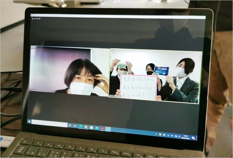 帝京大学生の学生たちが行っているオンライン・プレゼンテーションがパソコンの画面上に映し出されている様子の写真