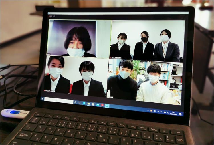 パソコンの画面上に、オンラインでつながっている学生たちとインタビュアーが映し出されている様子
