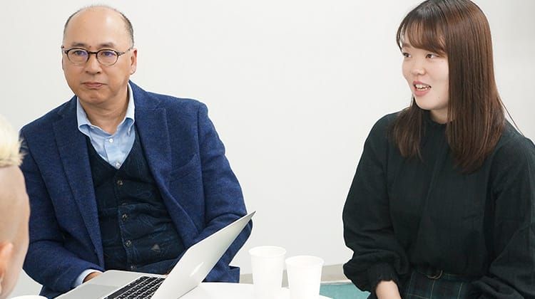 原尚志さんと斎藤美緑さんが並んでインタビューを受けている写真