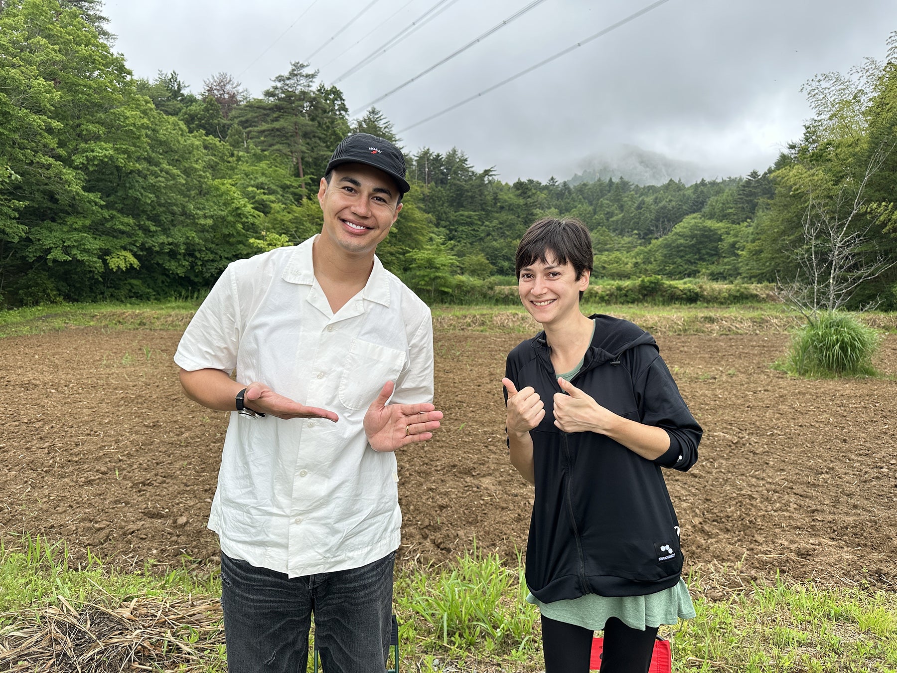 ユージさんとブケ・エミリーさんのツーショット写真