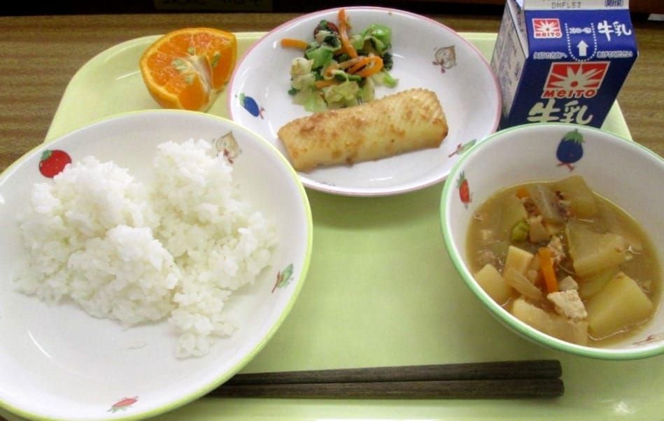 会津産のお米とおかずがお盆の上に並んだ市川市の学校給食の写真