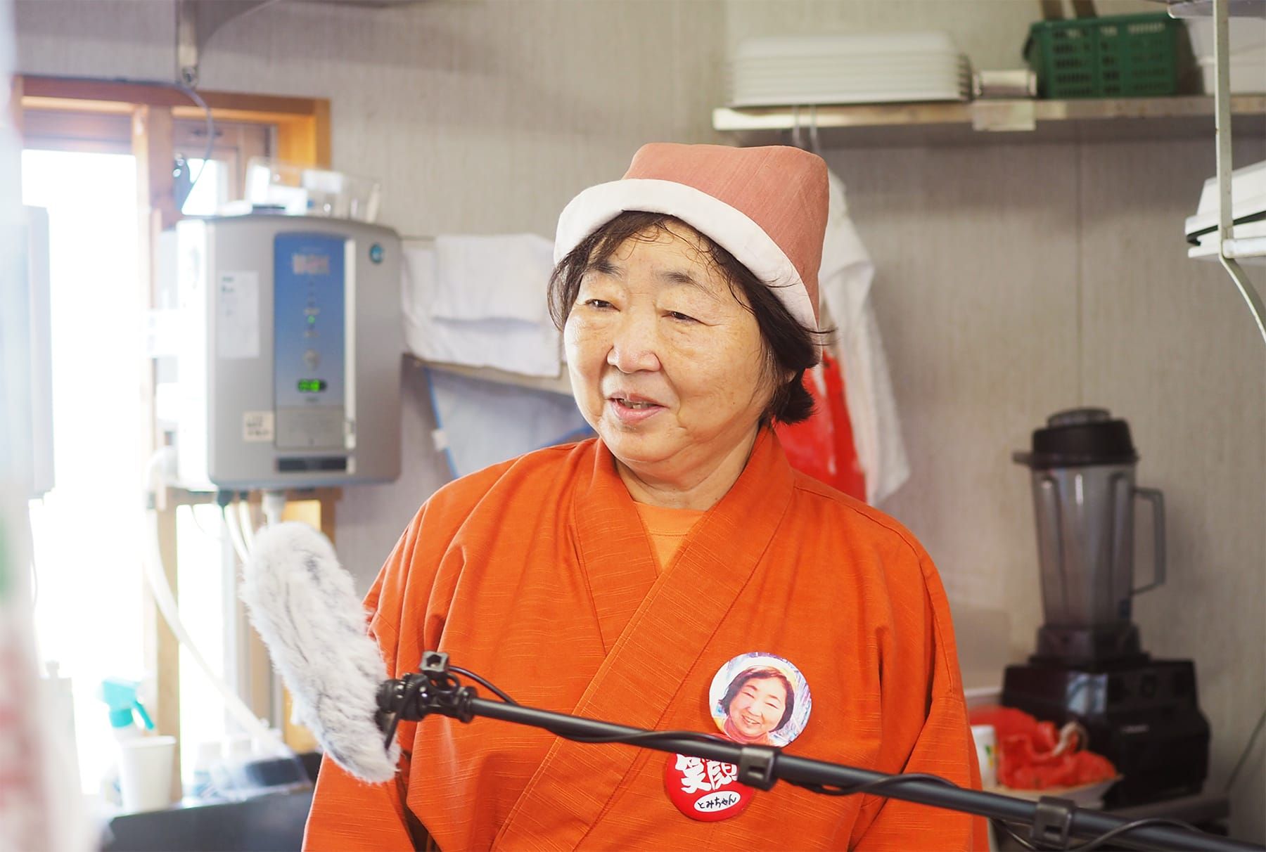 インタビューを受ける渡邊とみ子さんの様子