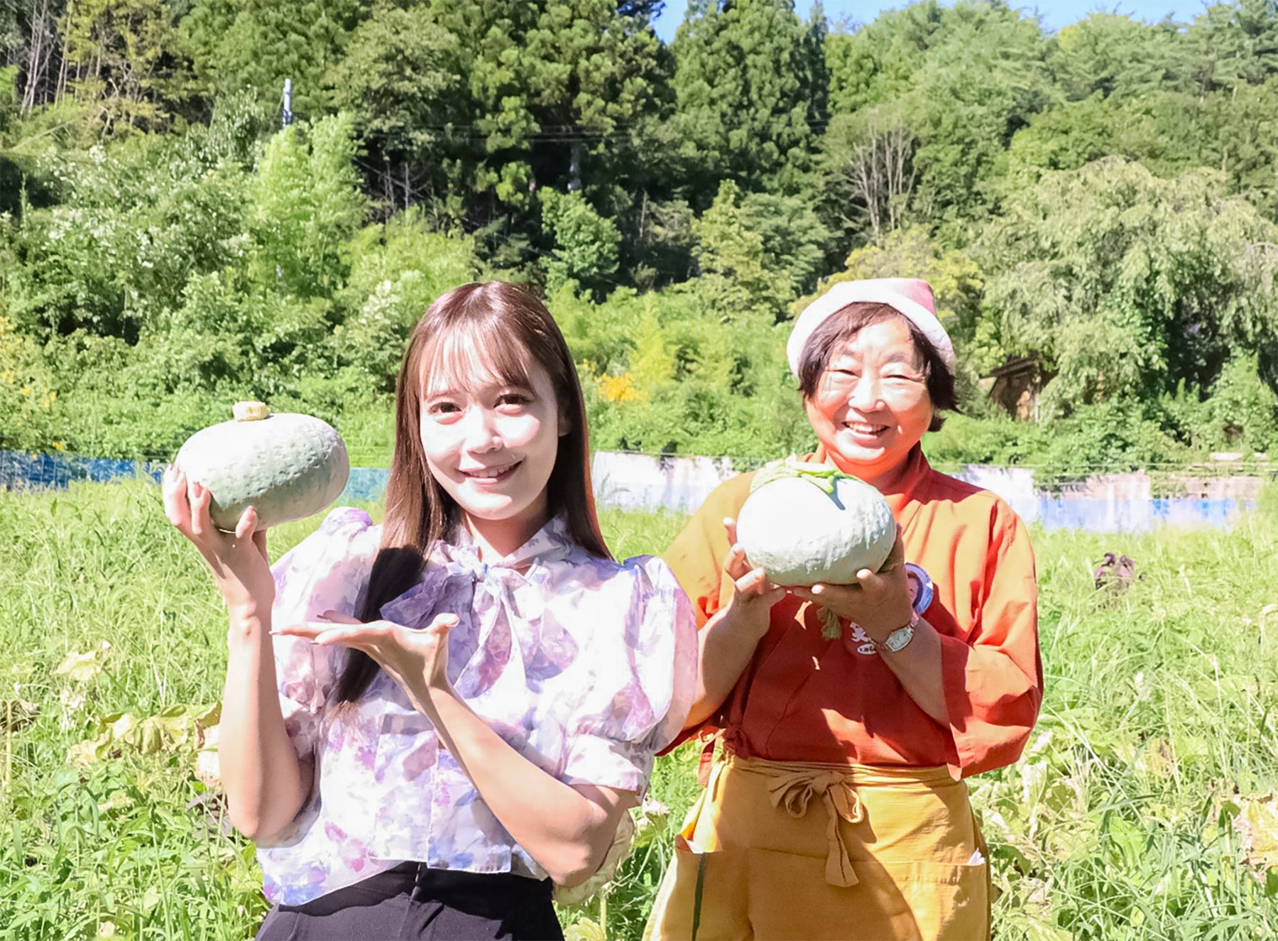 かぼちゃ畑でいいたて雪っ娘かぼちゃをアピールする諸橋沙夏さんと渡邊とみ子さん