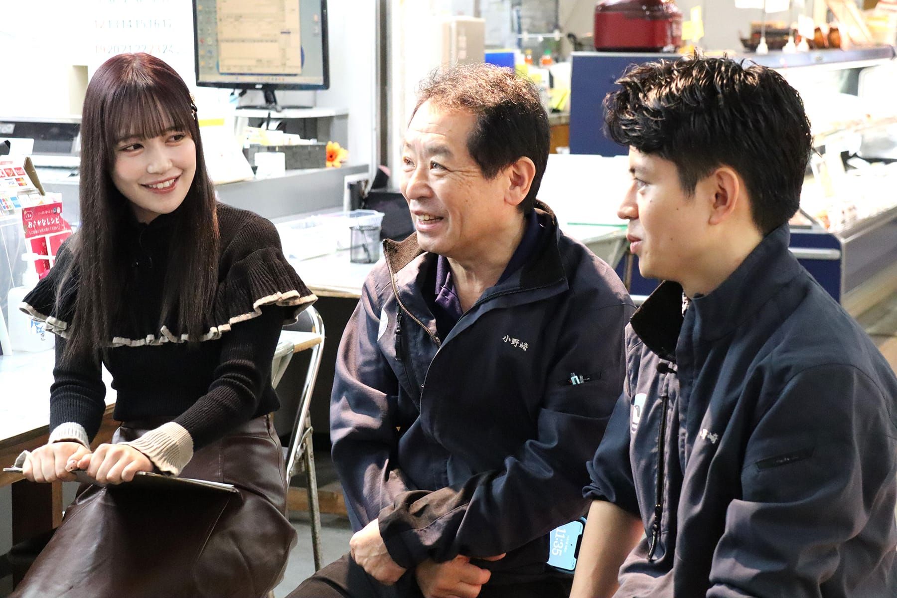 小野崎幸雄社長と小野崎雄一さんへの諸橋沙夏さんのインタビューの様子