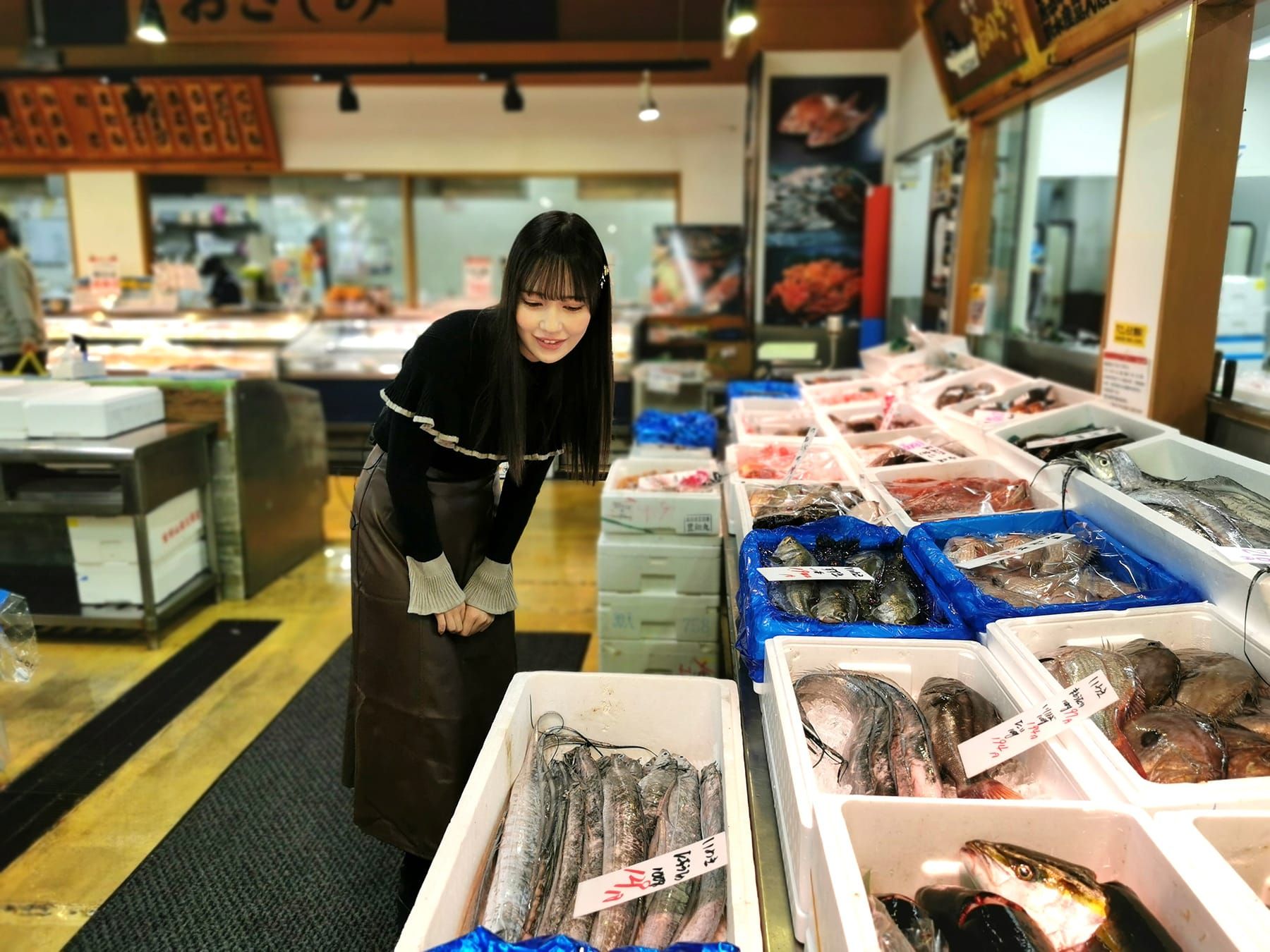 新鮮な常磐ものの魚を眺める諸橋沙夏さん