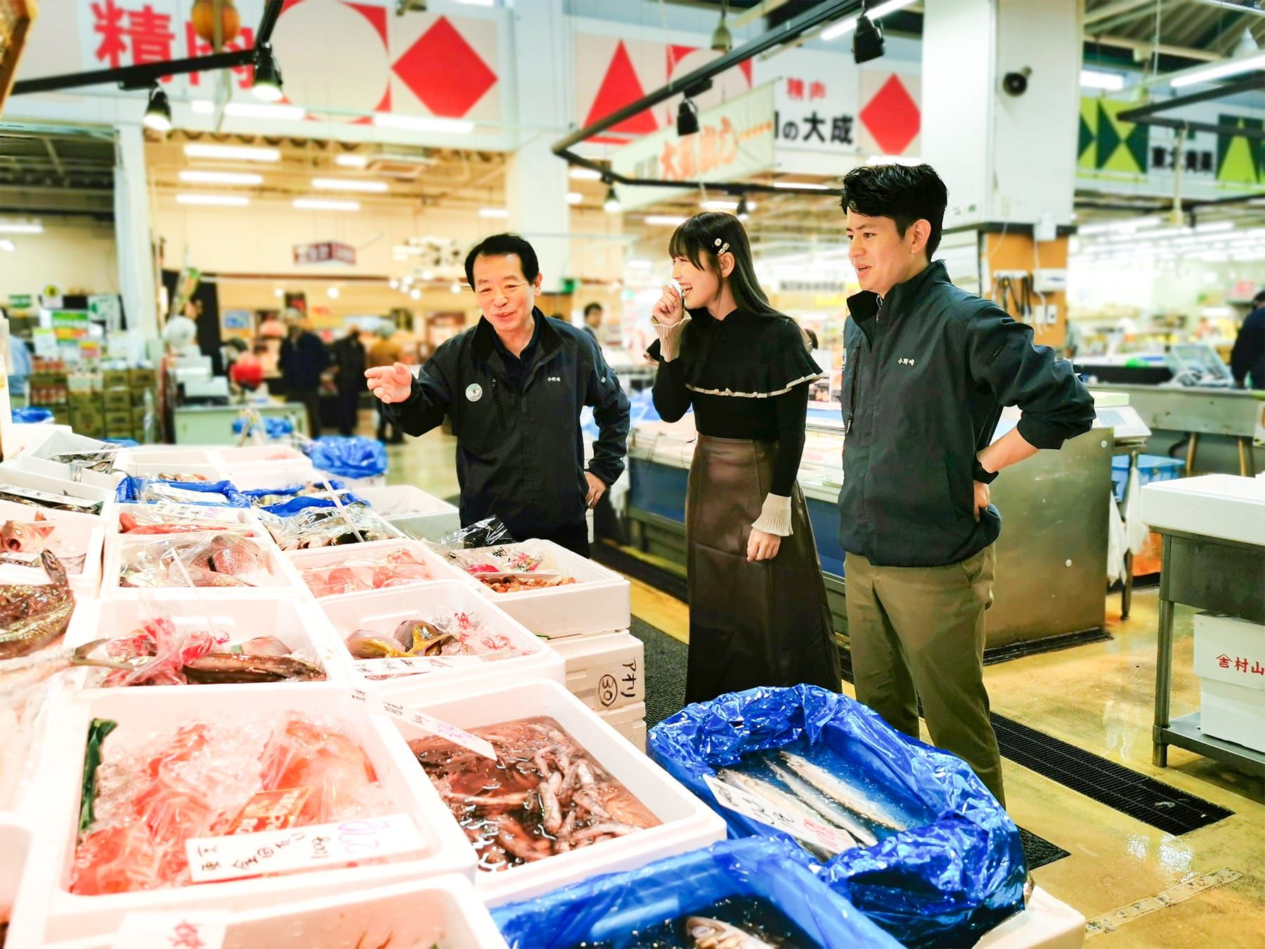 福島県の豊かな海の幸常磐ものを説明する小野崎幸雄社長と小野崎雄一さん、諸橋沙夏さん