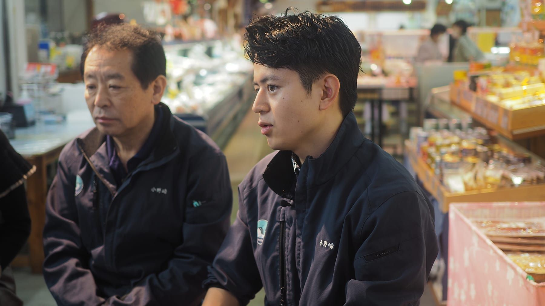 いまの魚屋は、これまでのやり方を変えていかなきゃいけない時期にいると思う。だけど、100年続けてきた伝統もある。“変わらない”ことも大事にしながら、どう変えていくかを考えることが私の役目です。と話す四代目の小野崎雄一さん