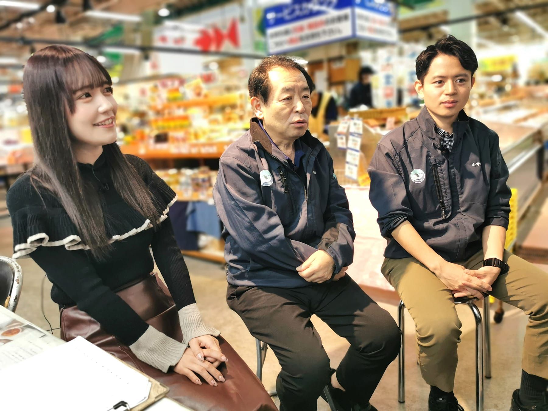 インタビュー中の小野崎幸雄社長と小野崎雄一さん、諸橋沙夏さん