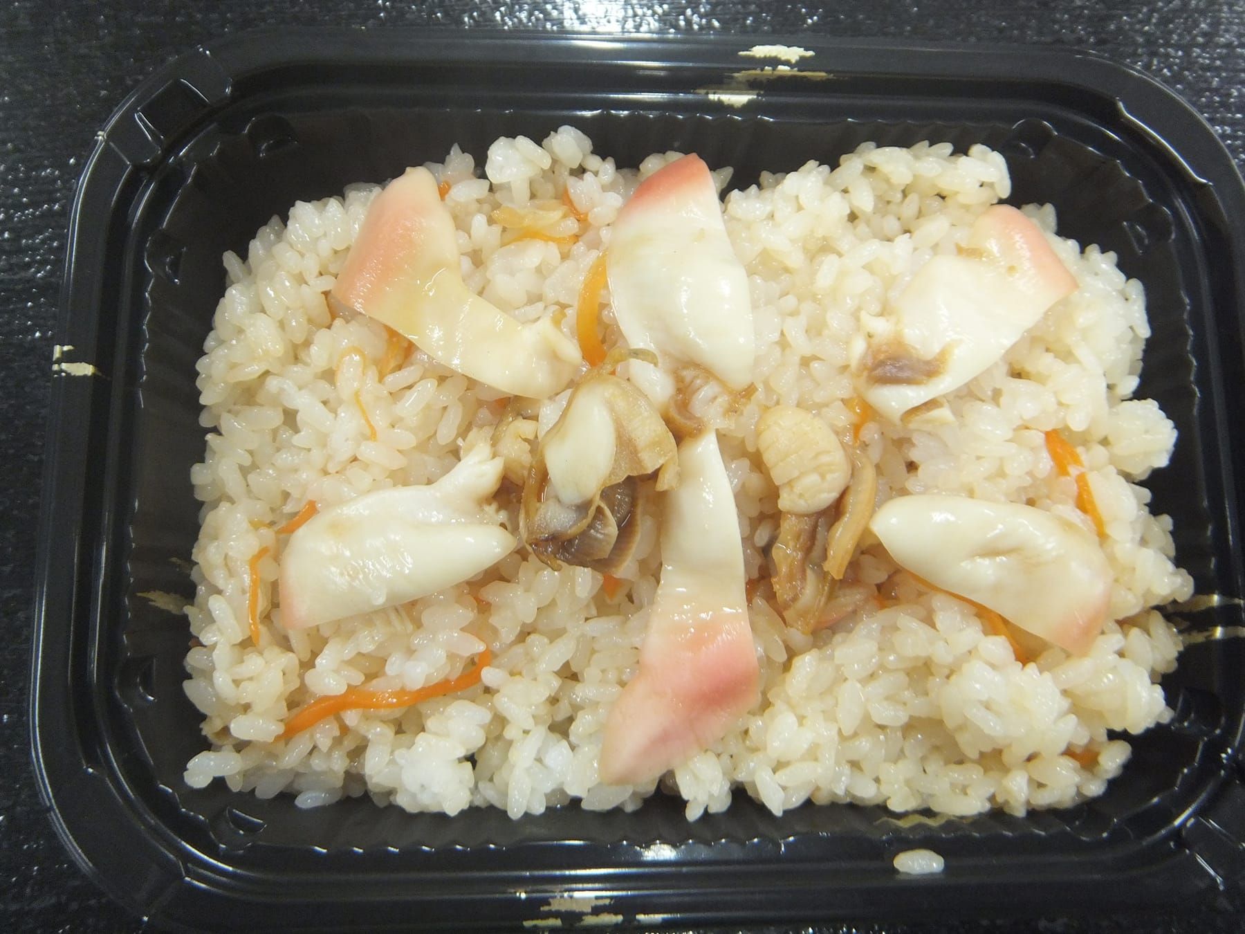 女将独自の感性で煮汁を調合して炊き上げたホッキ飯の写真。