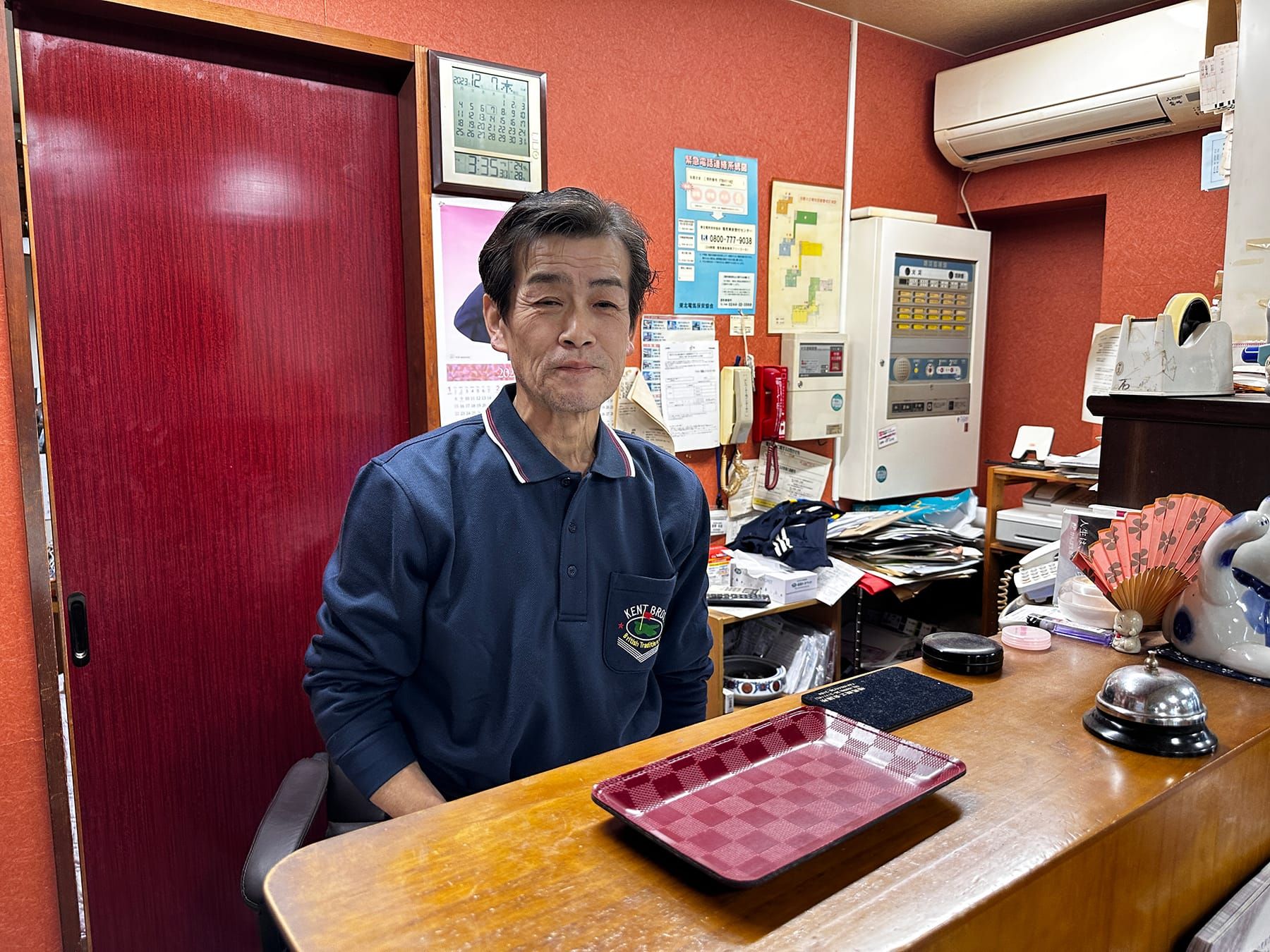 訪れる人をいつもニコニコして迎え誰にでも優しく話しかける管野さんの様子