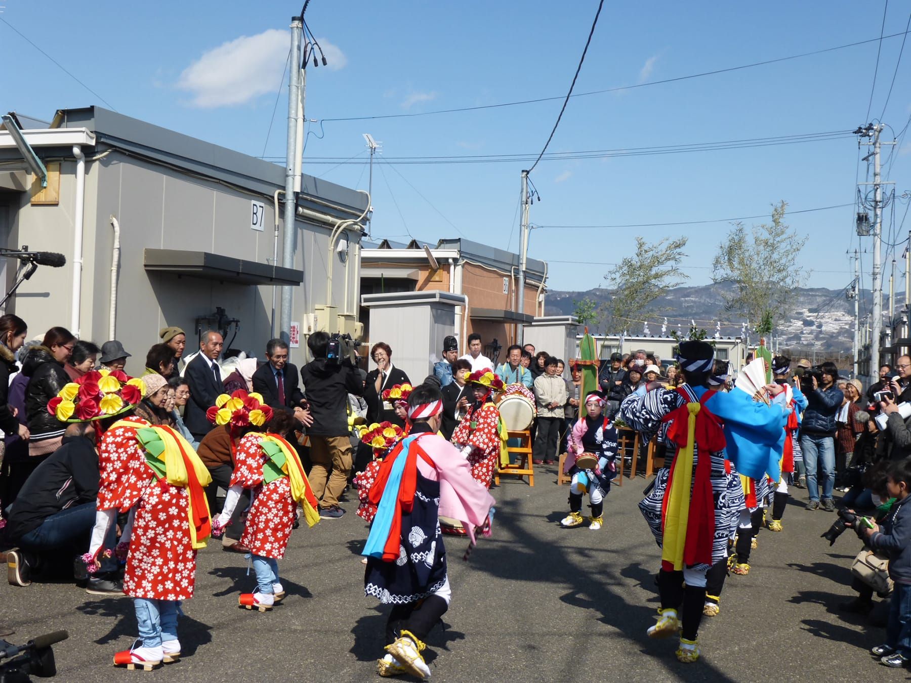 仮設住宅で披露された田植踊の様子