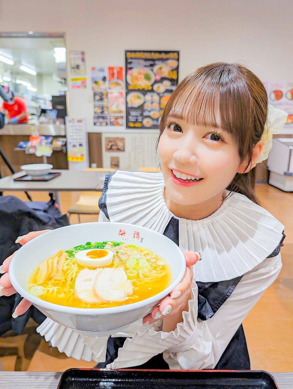 はまど～りラーメンと諸橋さんの写真