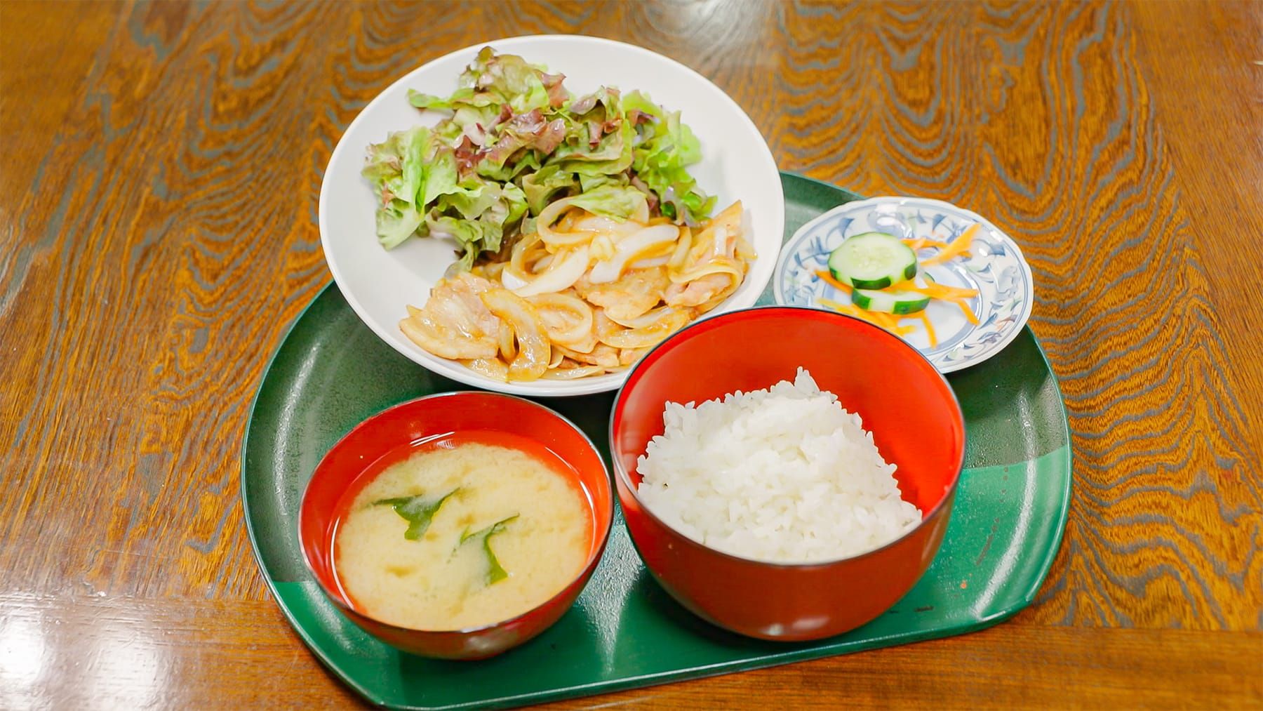 ランチで提供される美味しそうな生姜焼き定食の写真