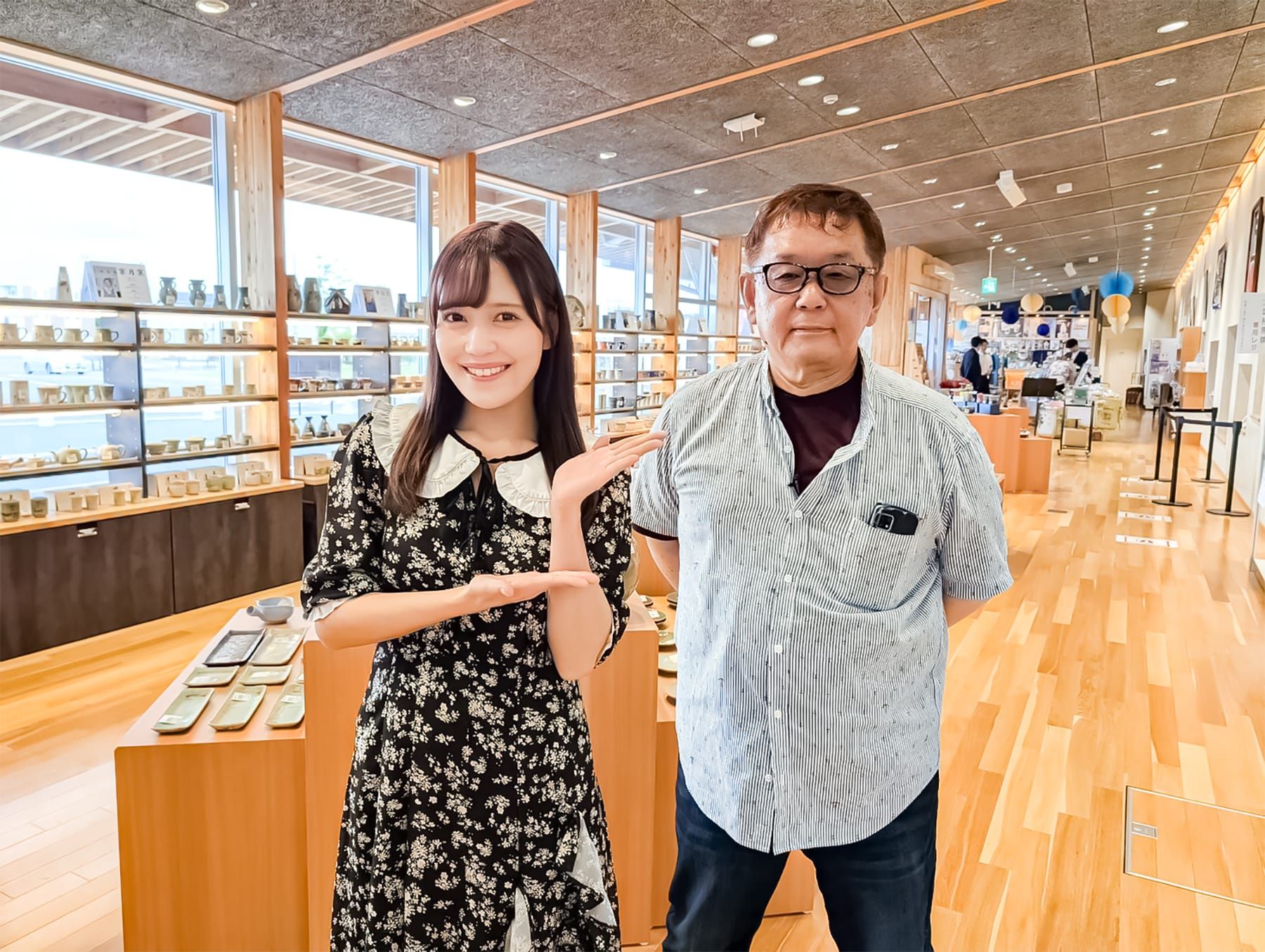 女性アイドルグループ「＝LOVE」のメンバーで福島県いわき市出身の諸橋沙夏さんと大堀相馬焼の窯元・春山窯の13代目小野田利治さんの写真